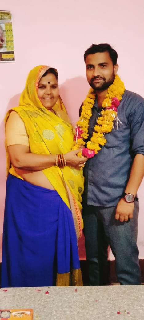 manoj-with-her-mother-