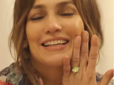 Jennifer Lopez green diamond ring