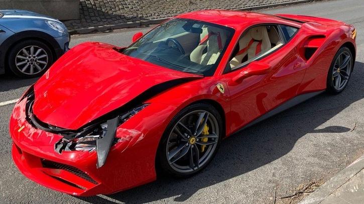 Le immagini rilasciate dalla polizia mostrano il cofano anteriore dell'auto rotto con graffi dappertutto. Fortunatamente nessuno è rimasto ferito nell'incidente.