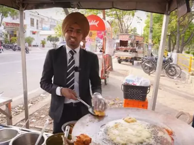 brothers sell chaat golgappa in suit video viral 
