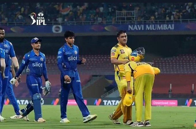 jadeja bows before dhoni 