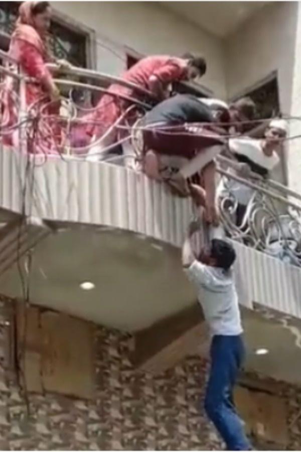 pria digantung dari balkon