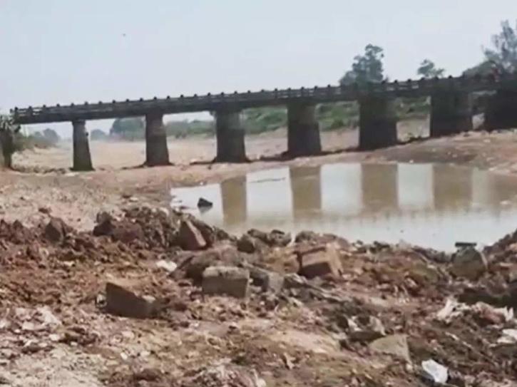 A 500 Tonne, 60 Feet-Long Iron Bridge Has Been Stolen By Thieves In Bihar's Rohtas District!