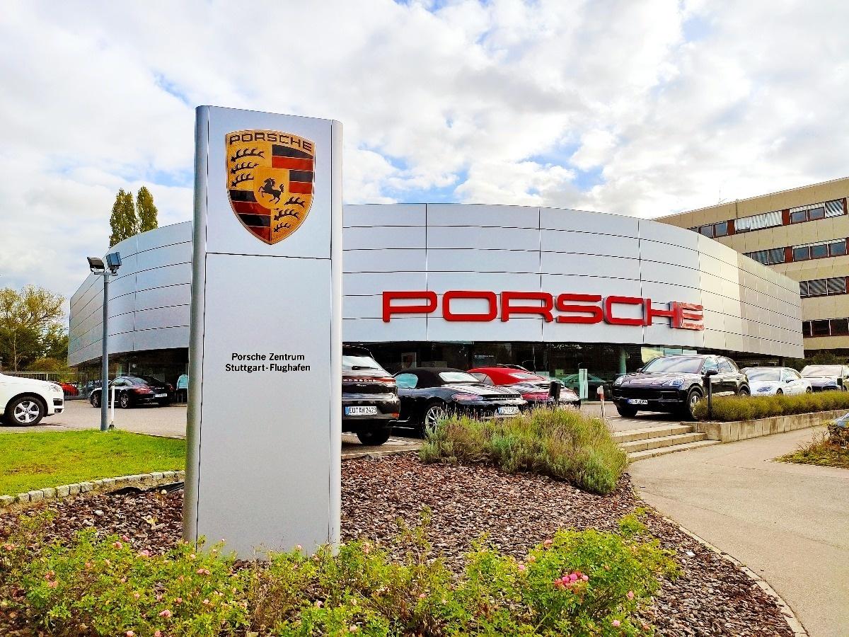 Hundreds Rush To Place Order As Porsche Dealer Mistakenly Puts $148,000  Sportscar On Sale For $18,000