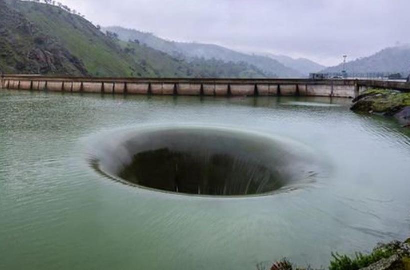 The gaping vortex in this Texas lake is big enough to suck in a boat - CNET