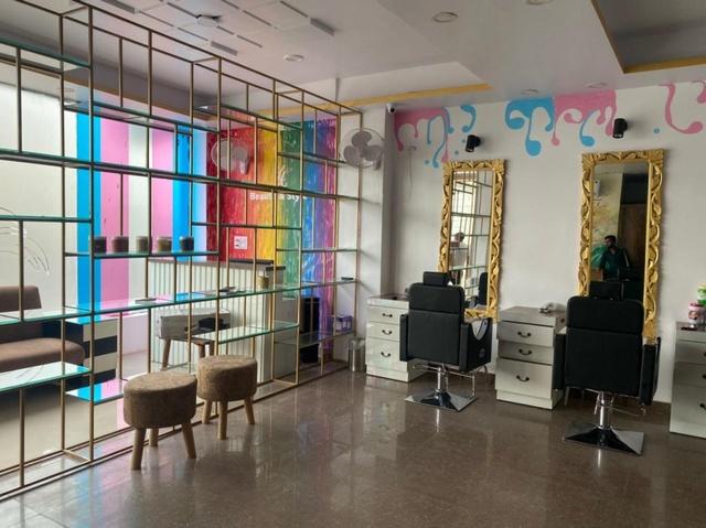India's First Salon Owned & Run By Transgender Men Is Revamping Looks And Reforming Lives India's First Salon Owned & Run By Transgender Men Is Revamping Looks And Reforming Lives