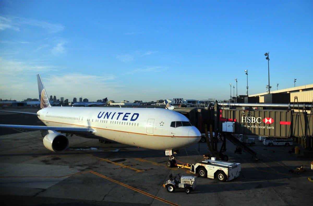 Plane Taxiis Around New York Runway For Six Hours Runs Out Of Fuel