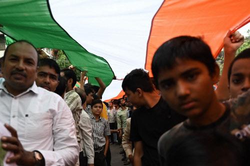 Menjelang Hari Kemerdekaan, Orang India Miskin Dipaksa Membeli Bendera Nasional Sebagai Imbalan Jatah Pangan