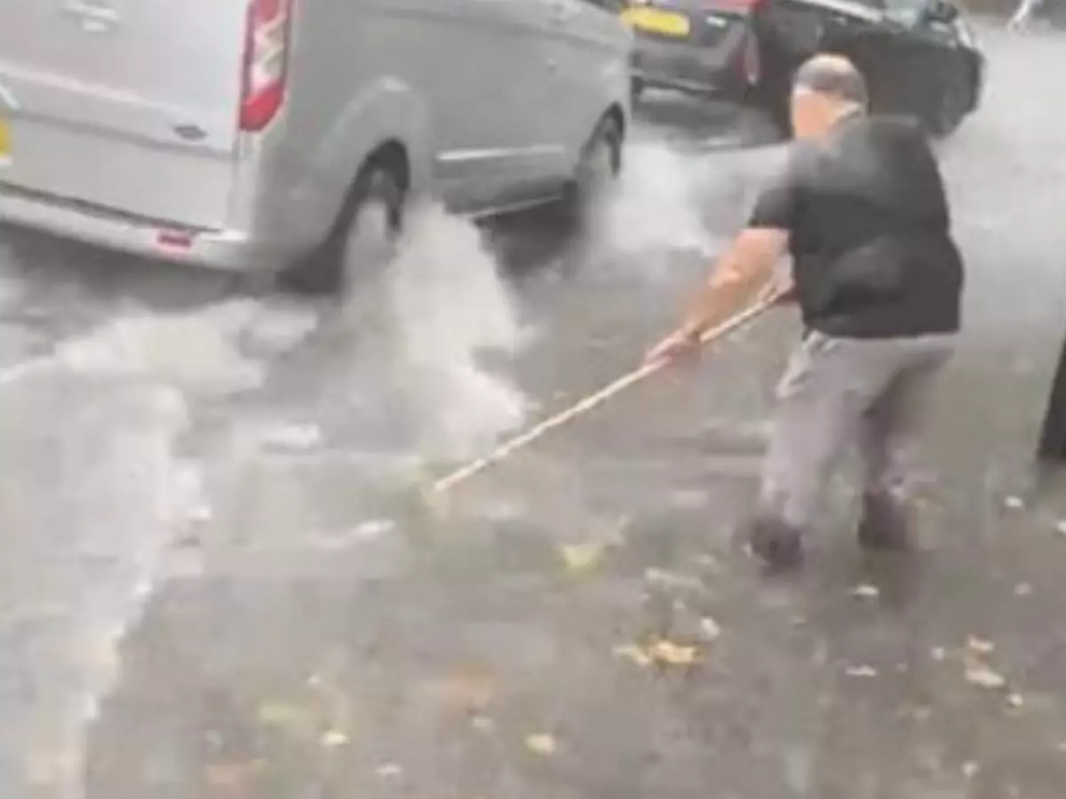 man-seen-using-broom-to-stop-londons-torrential-flash-flooding-62fdeddf93e7a Indiatimes