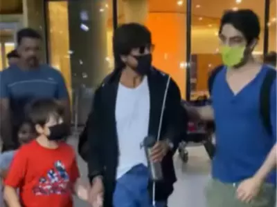 Aryan protects son Shah Rukh Khan as fans holds his hand for selfie