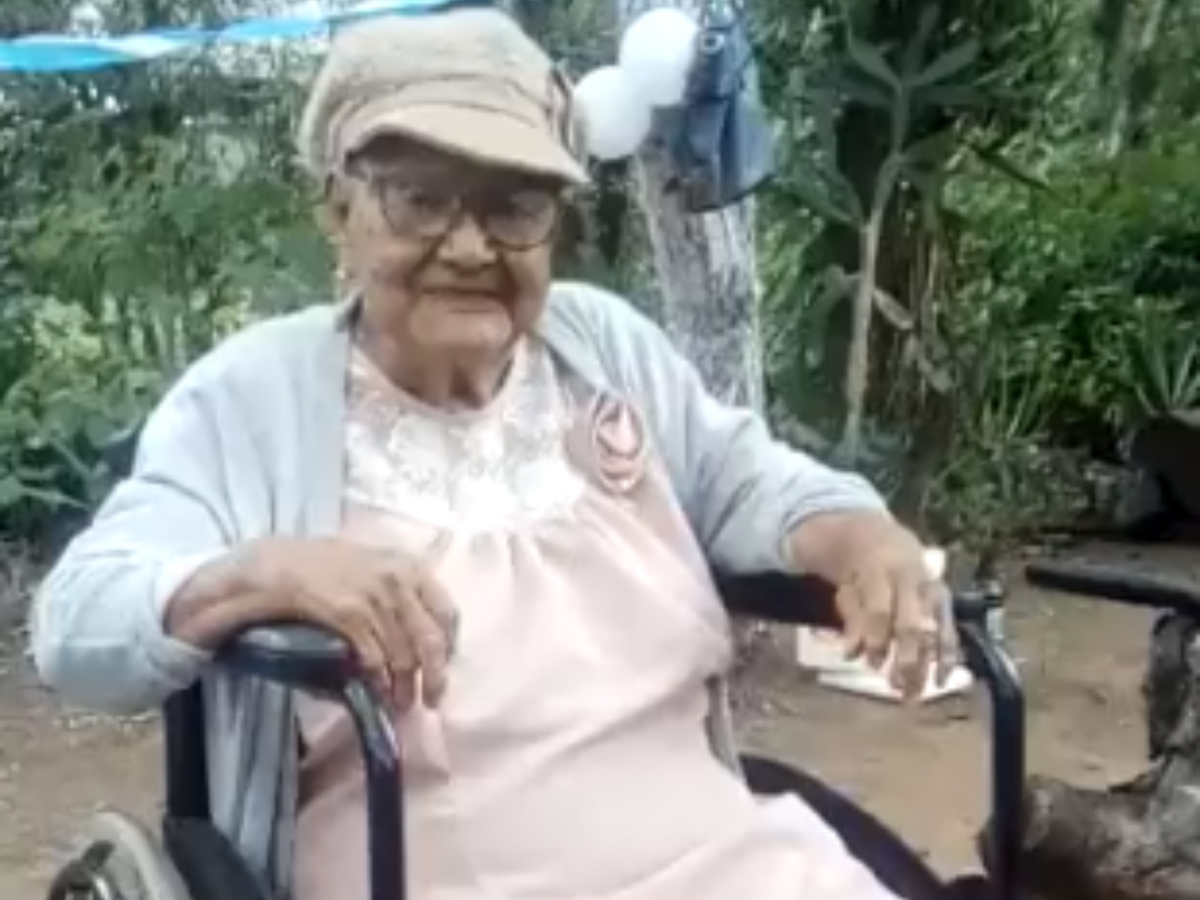 Толстую бабушку мальчик. Бабушка из Мексики. Летняя бабушка. 90 Летняя бабушка. 78 Летняя бабушка.