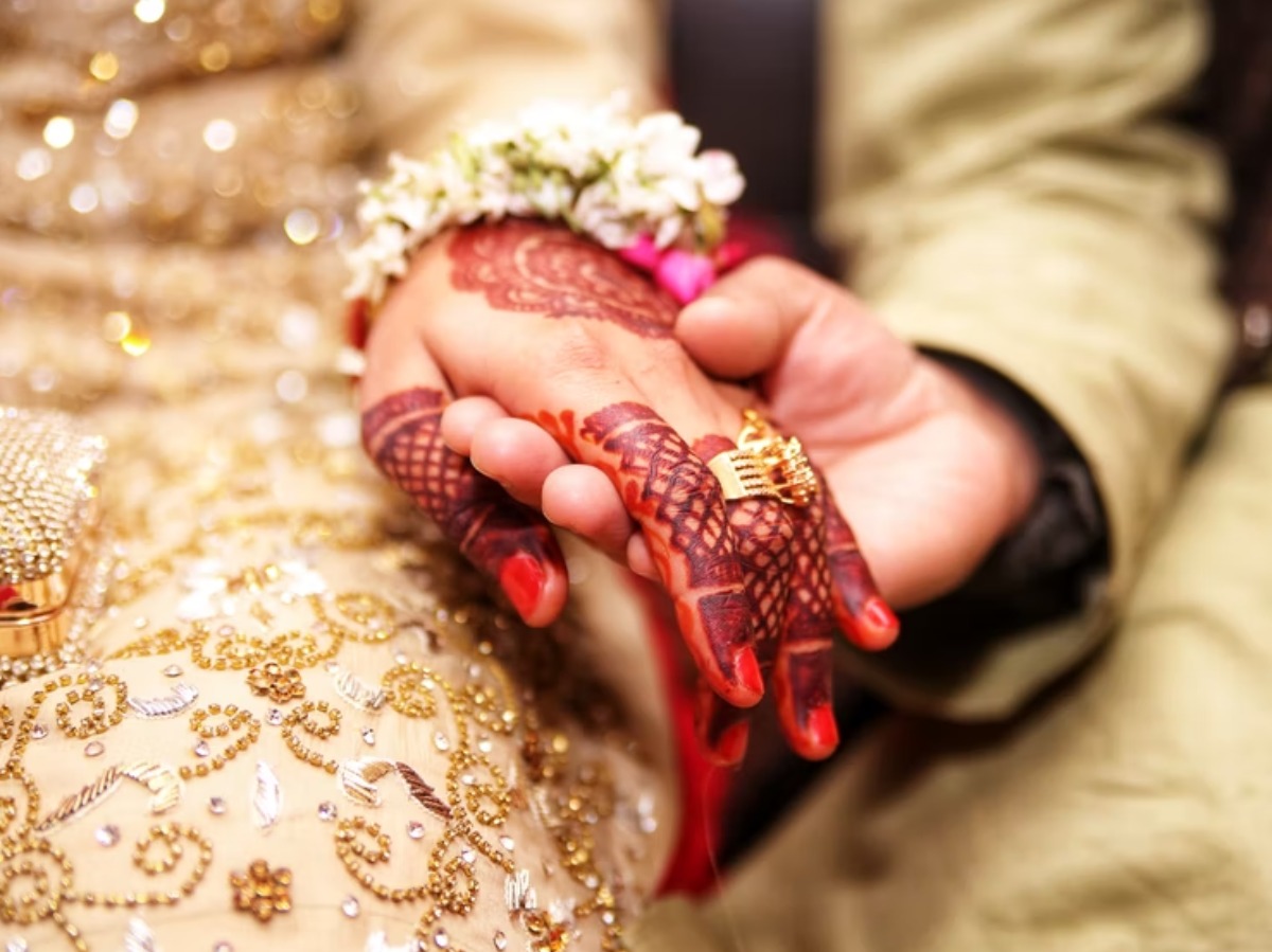 18 Years After Living Together Muslim Couple Ties Knot In Hindu Style