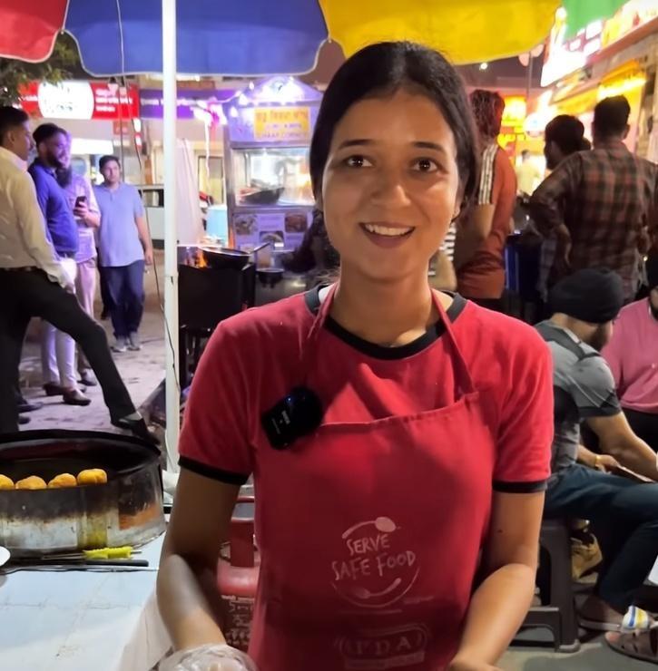 mohali girl selling golgappa to support her studies 