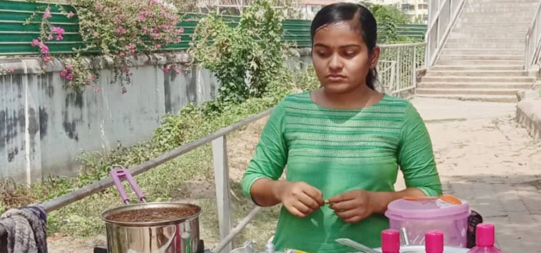 nagar nigam removes stall of patna graduate chaiwali 