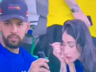 Man Helps Wife Fix Make Up During Cricket Match