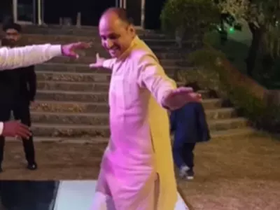 Man Dances to Harrdy Sandhu's 'Titliaan' Video