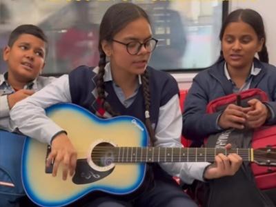 Student Trio Sings Mann Bharrya In Delhi Metro