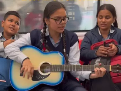 Student Trio Sings Mann Bharrya In Delhi Metro