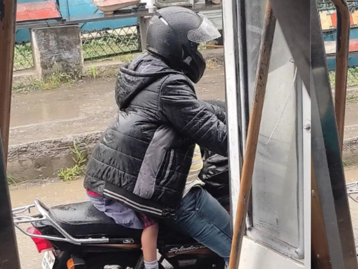 Father Protects Child From Rain, Photo Viral Father Protects Child From Rain, Photo Viral
