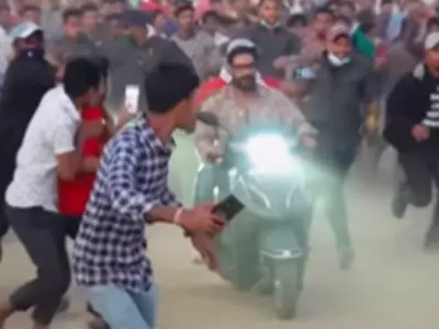 Ajay Devgn Shares A Video Of Fans Chasing Him For Selfie And The Comments Are Priceless