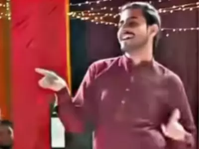 Indian man dances to 'Mera Dil Ye Pukare' at wedding