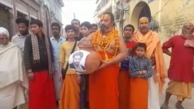 ayodhya mahant performed shah rukh khan tehravin 