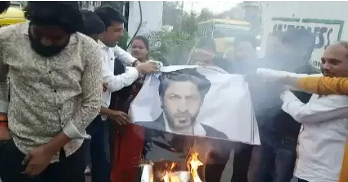 Pathaan Controversy ayodhya seer threatens to burn shah rukh khan alive