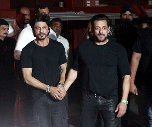 shah rukh khan hugs salman khan on birthday video 