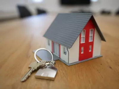 Woman Gives Fake Key To Her House