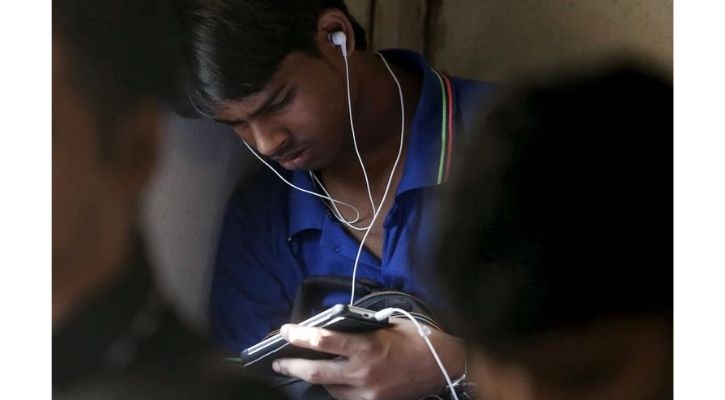 India To Have 1 Billion Smartphone Users By 2026, As Rural India Comes ...