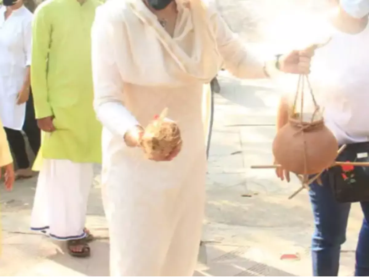 Breaking gender stereotype and defying the age-old tradition, Raveena Tandon carried the bier at her father Ravi's funeral. Fans applaud her strength and send her love. Breaking gender stereotype and defying the age-old tradition, Raveena Tandon carried the bier at her father Ravi's funeral. Fans applaud her strength and send her love.