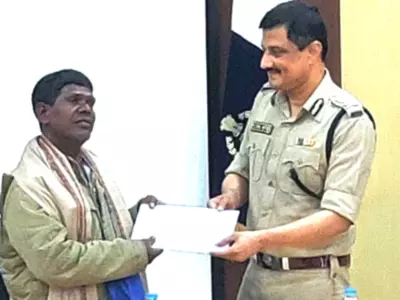 Bhuban Badyakar honoured by West Bengal Police for Kacha Badam song.