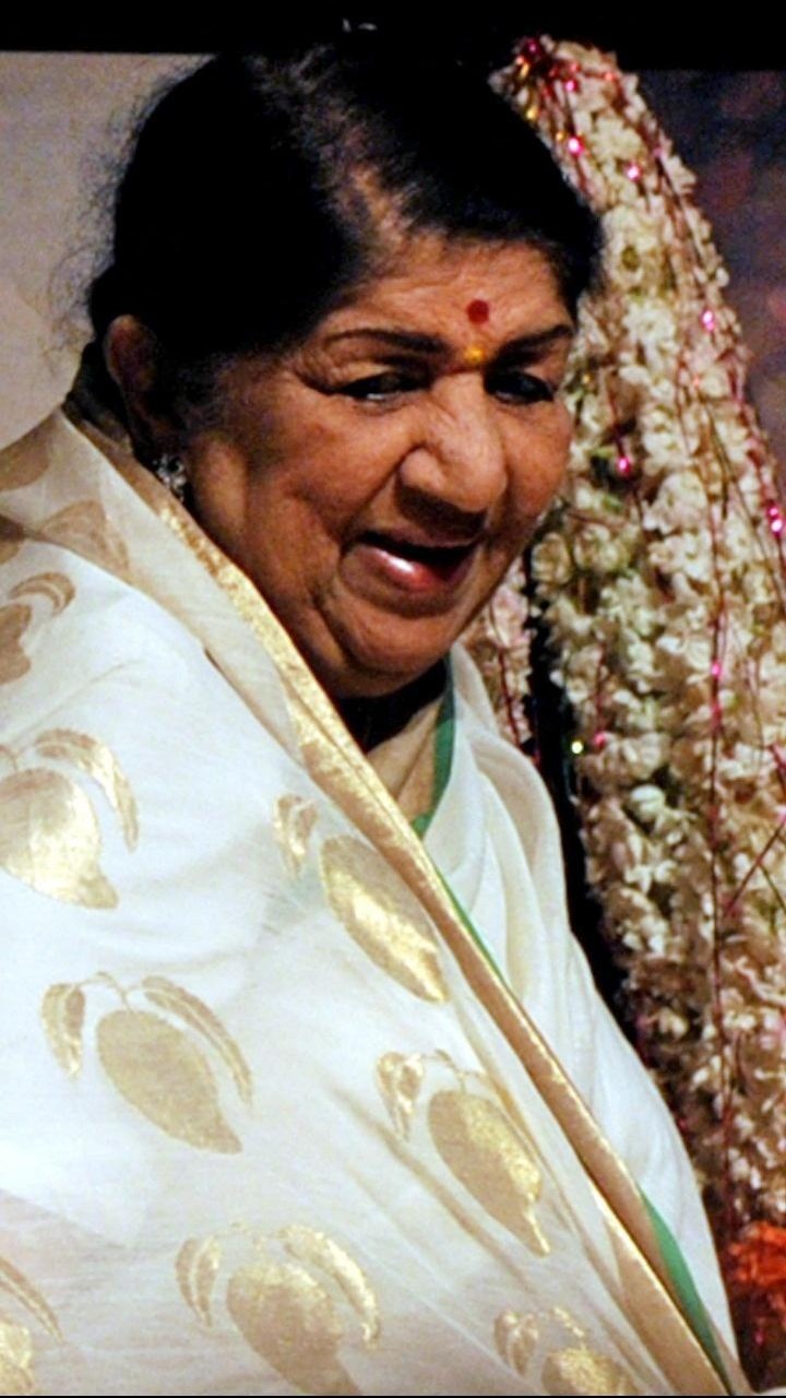 Lata Mangeshkar Death Anniversary : लता मंगेशकर नेहमी पांढऱ्या रंगाची साडी  का परिधान करायच्या? स्वत:च सांगितलेले कारण | lata mangeshkar death  anniversary why Singer Lata Mangeshkar ...