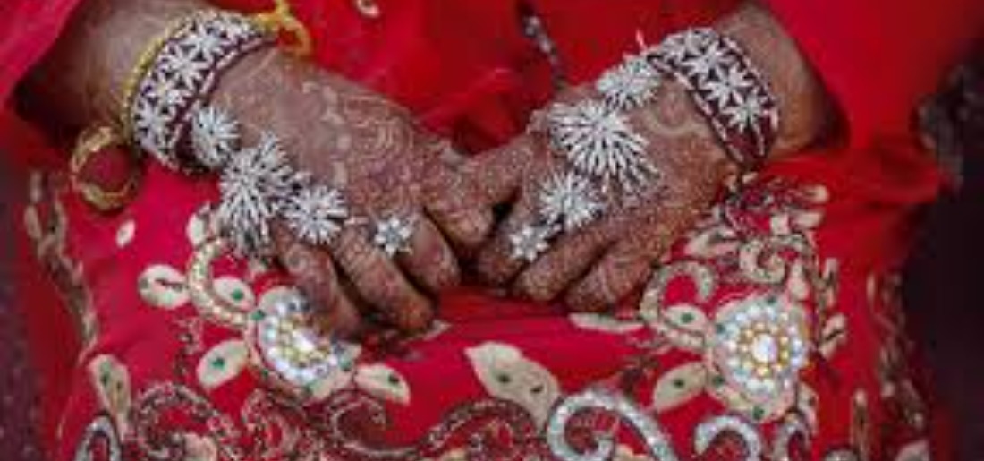 new-bride-casts-vote-in-firozabad-while-leaving-in-laws-place