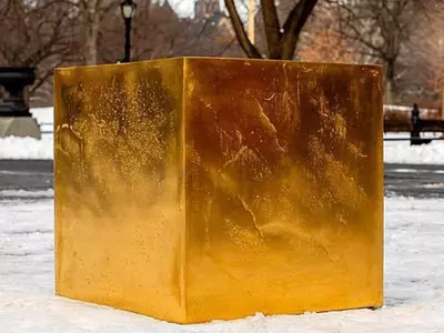 german artists unveils 186 kg gold cube in new york central park 