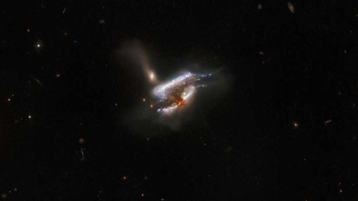 Rara fusión de tres galaxias detectada por voluntarios en viejas imágenes del Hubble