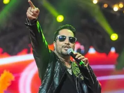 After Mika Singh Takes A Dig At Jacqueline Fernandez, 'Angry Lover' Sukesh Threatens The Singer