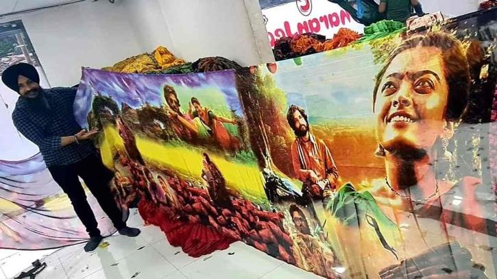 सिर चढ़कर बोल रहा 'पुष्पा' का जादू, अब बाज़ार में आई अल्लू अर्जुन और रश्मिका प्रिंट साड़ी!