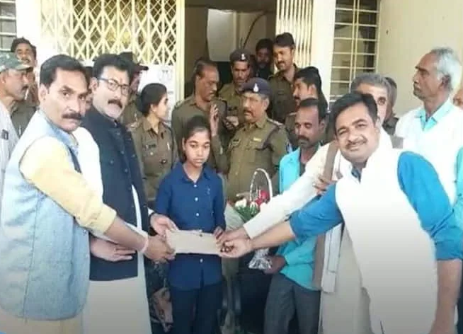 MP girl returns bag with 7 lakh gold jewellery rewarded