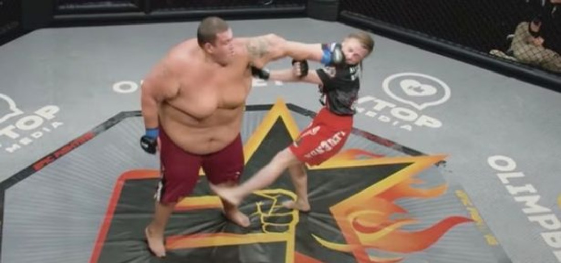 La bizarra pelea en Rusia entre un hombre de 250 kilos frente a una luchadora profesional