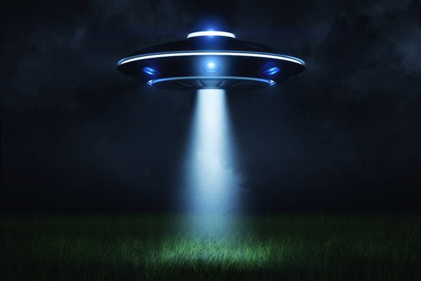 Işın, bilim kurgu filmlerinde yaygın olarak görülen bir UFO çekici ışınıyla karşılaştırılmıştır.