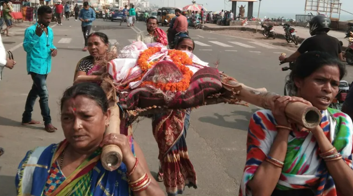 odisha daughters perform last rites of mother