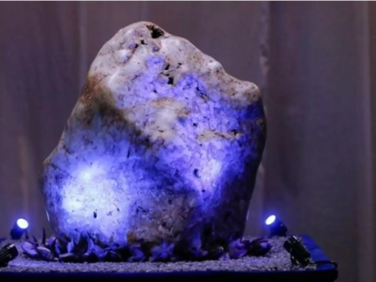 Named “Serendipity Sapphire,” the pale-blue sapphire weighs over 600 kg and was found in a gem pit in Sri Lanka in July 2021. 