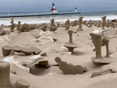 These are the images of weird structures that sprung up on the beaches of Lake Michigan in the US. 