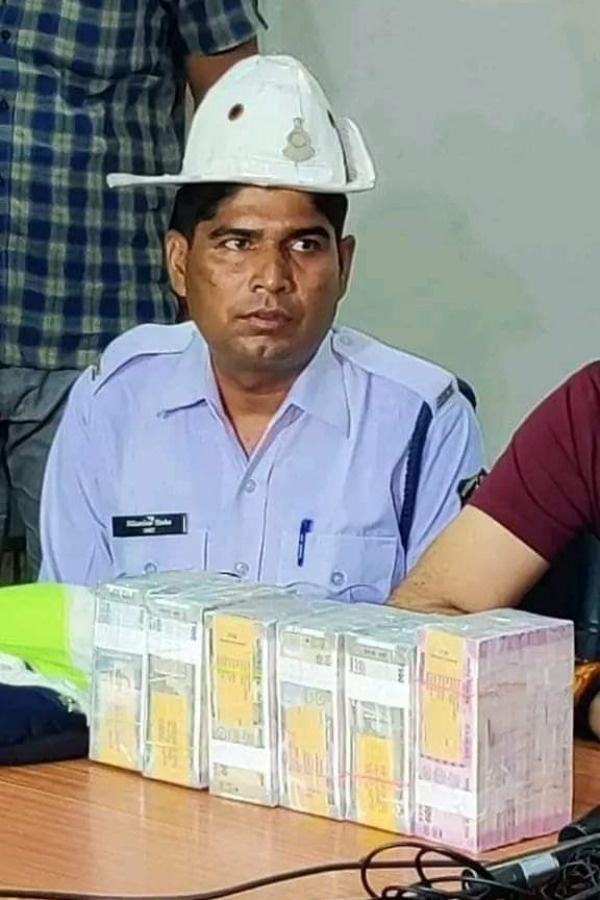 The constable got a bag full of 45 lakh rupees on the road,