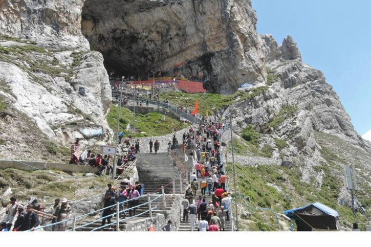 Kashmiri horseman dies while saving Amarnath pilgrim from falling from a cliff