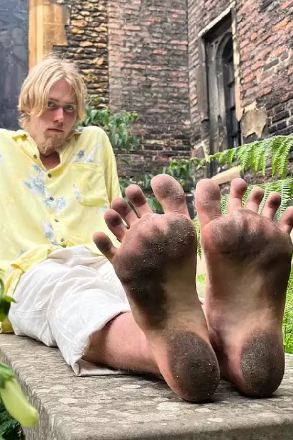Man Doesn't Wear Shoes To Sell Pics Of Dirty Feet Online