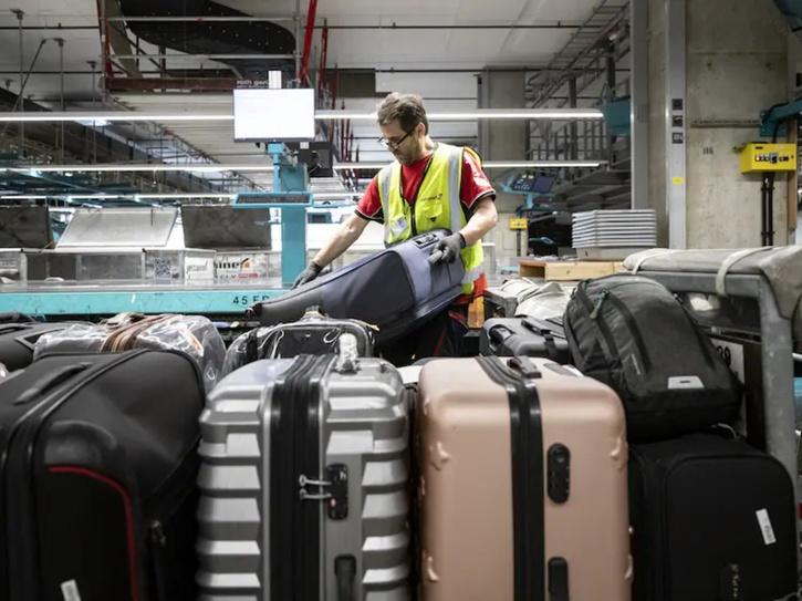 An Airport In Germany Advises Passengers To Ditch Black, Carry