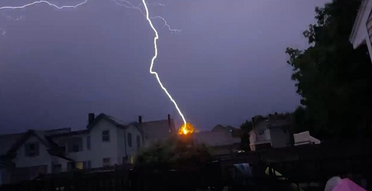 Do You Know It's Not Safe To Take A Shower During A Thunderstorm? Here's Why