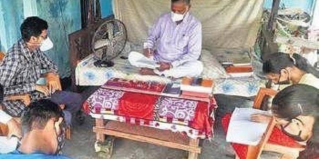 bihar teacher teaches at 80 for free 